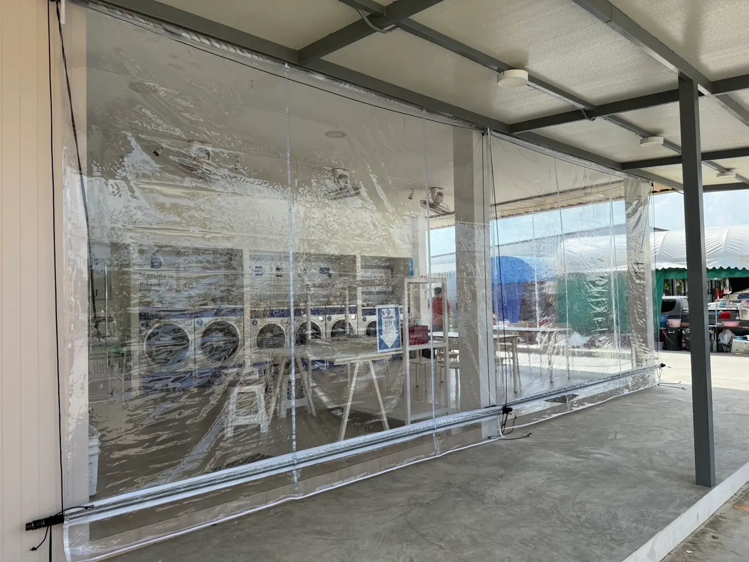 บริการติดตั้งผ้าใบพลาสติกใสคุณภาพพรีเมียม กันลม-กันฝน-กันฝุ่น โดยไม่บดบังทัศนียภาพ